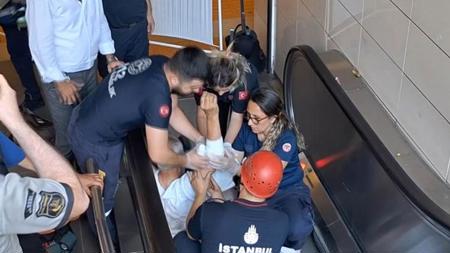 ساق رجل تعلق في درج كهربائي بإسطنبول