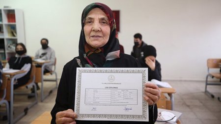 بعمر 84 عامًا.. مسنة تركية تحقق حلمها وتحصل على شهادة الثانوية