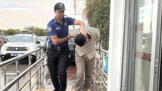اعتقال رجل انتحل صفة شرطي وأجرى تفتيشًا مزيفًا بسيارة تشاكار