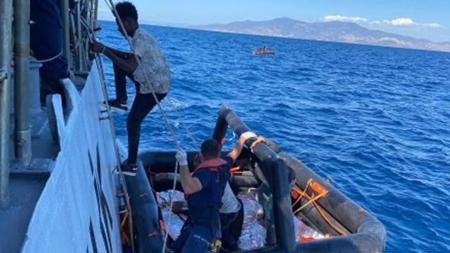 إنقاذ 66 مهاجرا غير نظامي دفعتهم عناصر يونانية إلى الموت