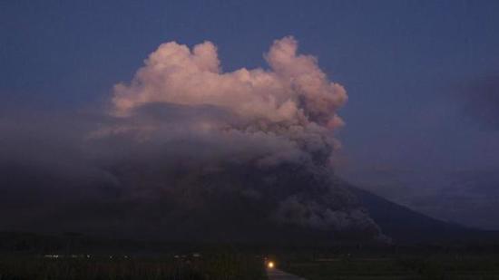 بركان سيميرو يثير الرعب في إندونيسيا