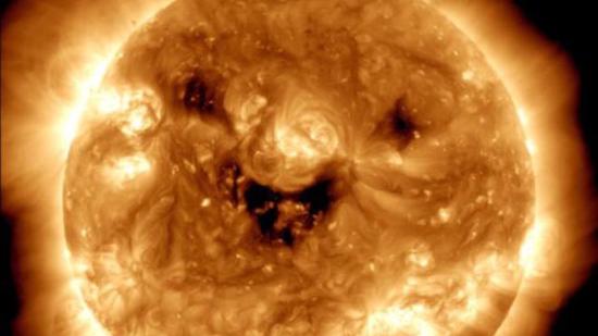 وكالة ناسا تُشارك صورة مذهلة للشمس "وهي تضحك"