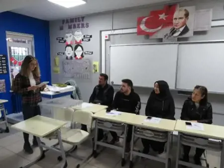 رؤساء وأعضاء لجان المراكز الانتخابية في تركيا يؤدون اليمين 