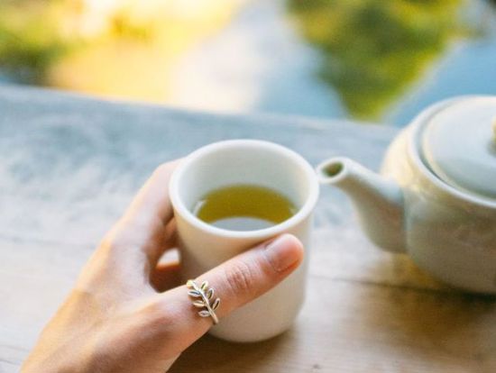 ماذا يحدث للجسم عند تناول كوب من الشّاي الأخضر يومياً؟