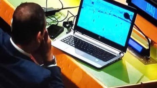 من قلب الأمم المتحدة.. صورة غير لائقة لدبلوماسي عراقي تُشعل مواقع التواصل الاجتماعي