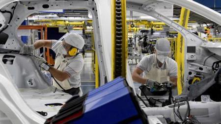 توقف أحد أكبر مصانع السيارات في أوروبا عن الإنتاج