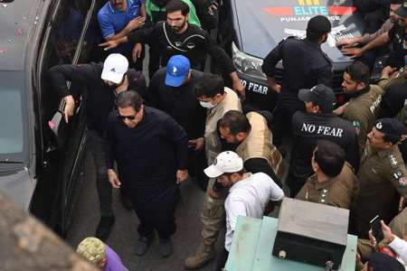 إصابة رئيس الحكومة الباكستانية السابق عمران خان إثر محاولة اغتياله