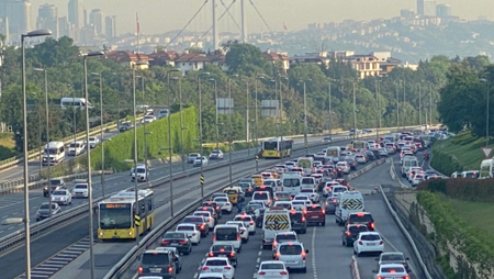 مع ساعات الصباح الأولى  ..طرق إسطنبول تشهد كثافة مرورية 