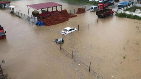 فيضانات في ولاية ريزا التركية تخلف خسائر مادية وبشرية