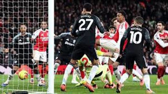 آرسنال يكتسح أستون فيلا برباعية نارية ويتحكم بالصدارة