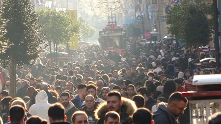 توافد كبير للسياح والمواطنين على شارع الاستقلال للاستمتاع بطقس إسطنبول الدافئ
