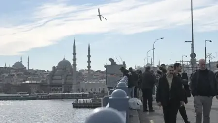 اسطنبول: ارتفاع درجة الحرارة إلى 18 درجة والسكان  يقضون وقتًا ممتعًا على الشواطئ