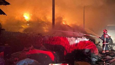 اندلاع حريق في منشأة لإعادة التدوير بولاية سكاريا التركية