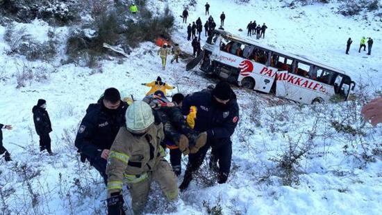 عاجل: قتلى وجرحى في انقلاب حافلة ركاب بإسطنبول