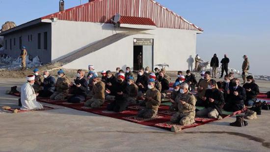 وزير الداخلية التركية يؤدي صلاة العيد مع الجنود بولاية هكاري