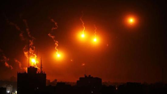 برًا وبحرًا وجوًا.. هكذا قضت غزة ليلتها تحت القصف