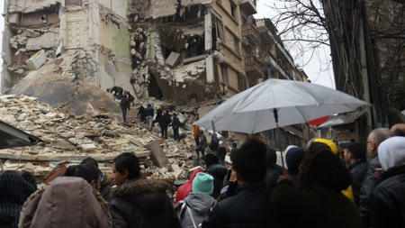 شركة بولاية هاتاي التركية منتجة لكبائن تحمي من الزلازل تعرض حياة إنسان للخطر