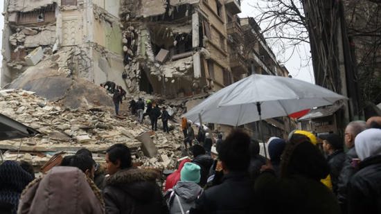 شركة بولاية هاتاي التركية منتجة لكبائن تحمي من الزلازل تعرض حياة إنسان للخطر
