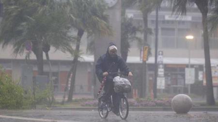 إعصار نانمادول يتسبب بإلغاء 550 رحلة في اليابان
