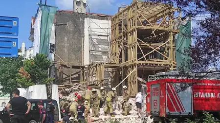 شخص يعلق أسفل مبنى تاريخي منهار في إسطنبول 