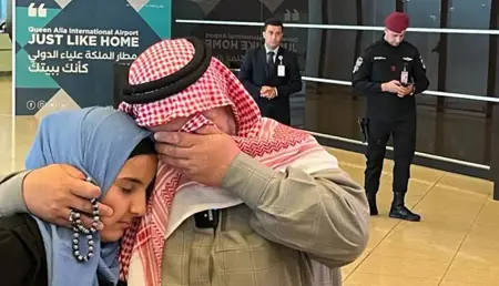 بدموع الحزن والفرح.. لاجئ سوري يلتقي بطفلته بعد 10 سنوات من الفراق