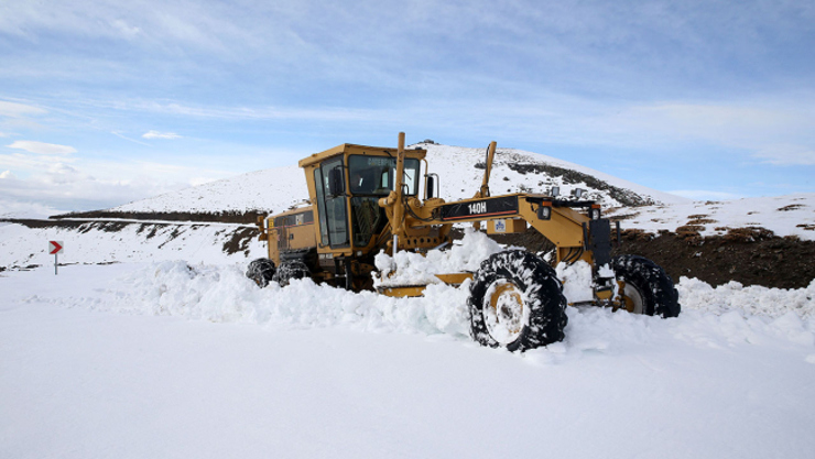 الوصف: أغلقت الطرق بسبب الثلوج المفتوحة في موش