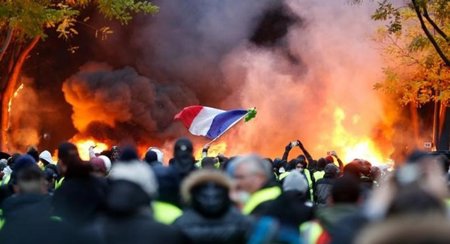 فرنسا تدرس فرض حالة الطوارئ لمواجهة الاحتجاجات