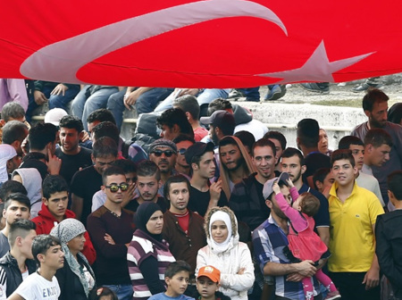تركيا.. الحزب الحاكم يحذّر من المحرضين على اللاجئين