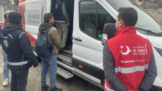 القبض على 97 مهاجرًا غير نظامي في فان التركية