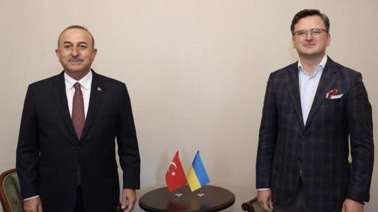  وزير  الخارجية التركي جاويش أوغلو  يهاتف نظيره الأوكراني