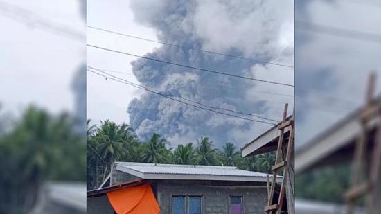 ثوران بركان في الفلبين وتحذيرات من التواجد في المنطقة