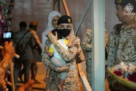 مجندة سعودية "تخطف القلوب"  في أكبر عمليّة إجلاء للفارين من السودان