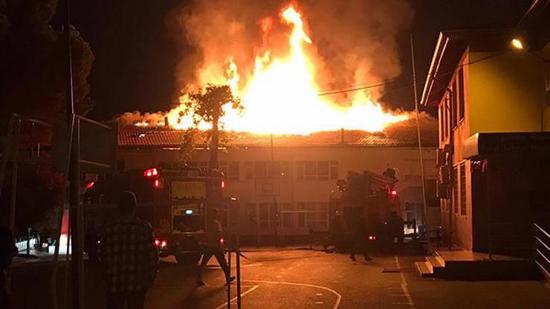 اندلاع حريق في إحدى المدارس الثانوية في أنطاليا