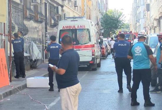 انهيار جزئي لمبنى قيد الهدم في منطقة الفاتح بإسطنبول وإصابة عاملين