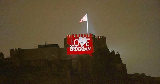 قلعة أنقرة التاريخية تتزين بصورة "أحب أردوغان".. ما القصة؟