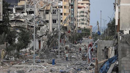 الدفاع المدني في غزة يعلن تدمير  إسرائيل مئات المباني في غزة مساء الجمعة