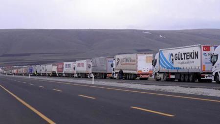تركيا :وصل طابور الشاحنات عند بوابة جمارك تشيلدير-أكتاش إلى 7 كيلومترات