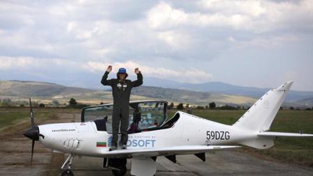البلجيكي ماك رذرفورد يصبح أصغر شخص يطير بمفرده حول العالم
