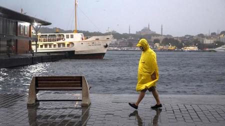 الأرصاد تحذر سكان إسطنبول من أمطار غزيرة وعواصف اليوم