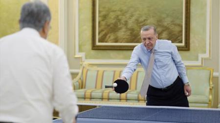 أردوغان يلعب تنس الطاولة مع نظيره الكازاخستاني