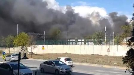 طواقم الإطفاء تهرع لإخماد حريق شب في مصنع بولاية توزلا