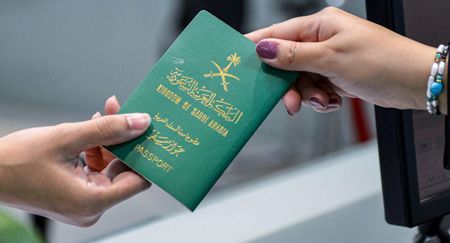 السعودية: لا تحويل لتأشيرة الزيارة إلى إقامة