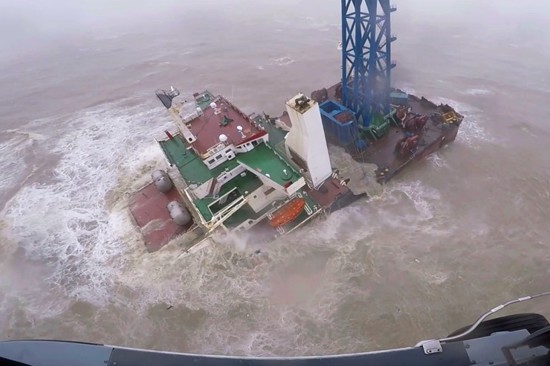 مشهد مرعب لانقسام سفينة إلى نصفين في عرض البحر بالصين