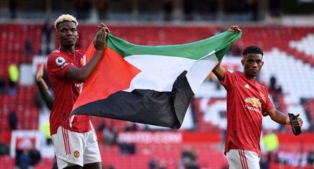 بوجبا وديالو يرفعان علم فلسطين في مباراة مانشستر وفولهام