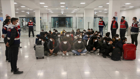 تركيا ترحل 213 مهاجر غير نظامي عبر مطار إسطنبول