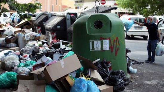 سكان روما يقدمون شكوى لليونسكو بسبب القمامة 