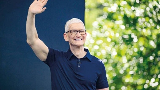 نهاية حقبة في Apple: تيم كوك يسلم القيادة بعد 15 عاماً لمهندس الآيفون جون تيرنوس.. وأول اختبار «آيفون قابل للطي»