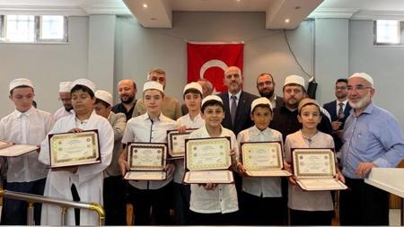 احتفال مهيب في إسطنبول تكريم 53 حافظًا للقرآن الكريم في حي إيسنلر