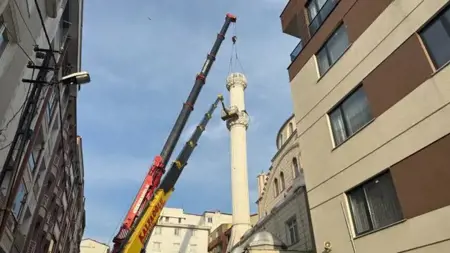 سقوط جزء من مئذنة مسجد في منطقة إسنيورت باسطنبول