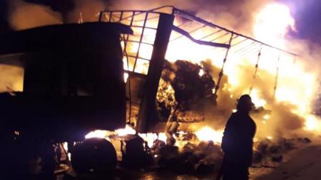 احتراق شاحنة محملة بالخيوط في مرسين